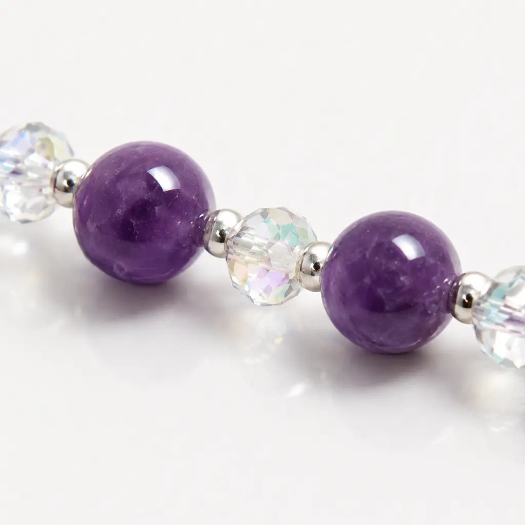 Amethyst white agate bracelet close-up displaying polished amethyst gemstone beads, shimmering crystal spacers and handcrafted premium bracelet craftsmanship.